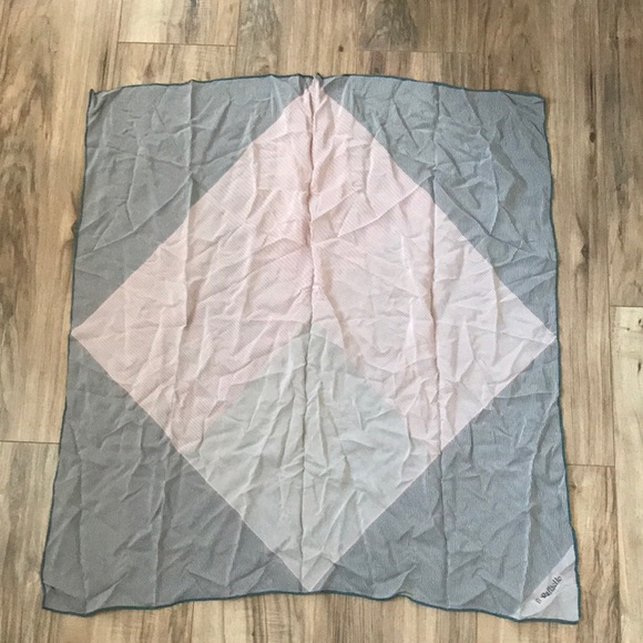 Two silk/polyester blend scarves - Picture 4 of 5